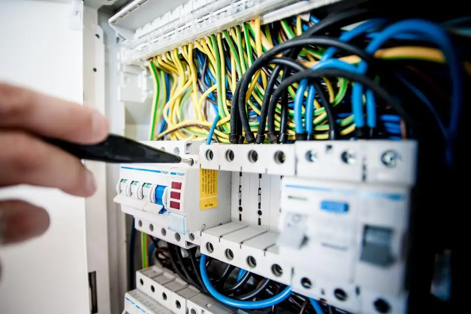 Elektricien of elektromonteur: wat is het verschil? aan het werk in een technische omgeving