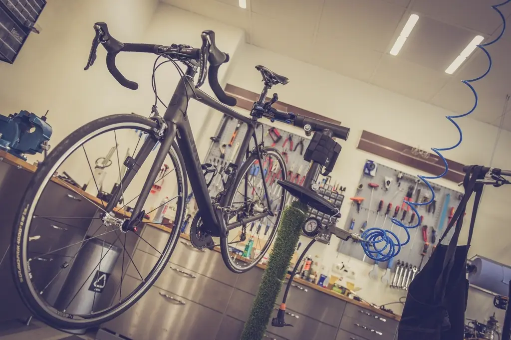 Fietsenmaker aan het werk in een technische omgeving